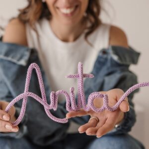 Artigiana con scritta personalizzata in tricotin fatta a mano