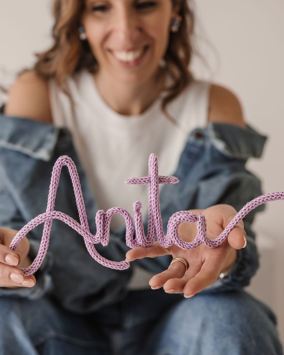 Artigiana con scritta personalizzata in tricotin fatta a mano