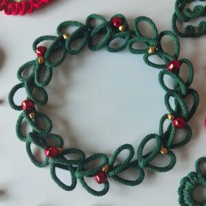 Decorazioni natalizie intrecciate in tricotin fatte a mano
