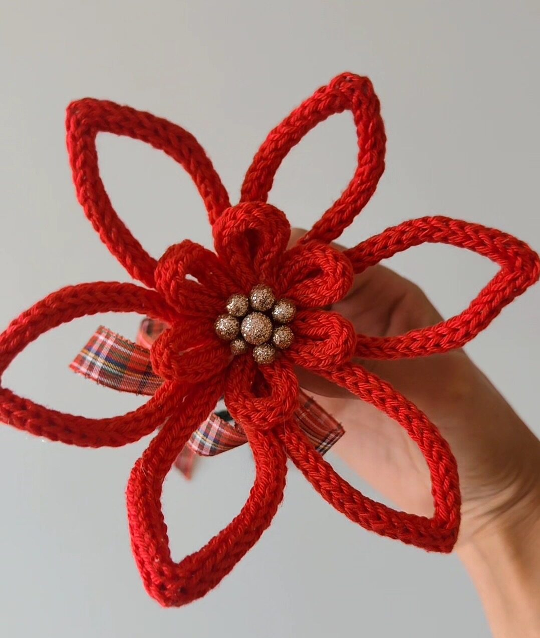 fiore artigianale realizzato a mano